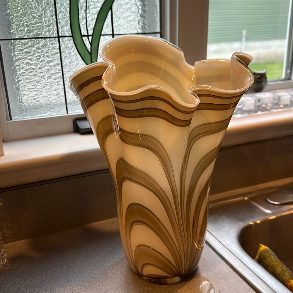 LG Murano style Vase Mocha White Swirl Ruffled Handkerchief Style MOD Swank